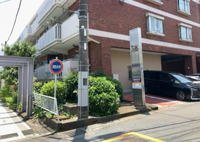 【庭】 | タック本厚木 | 物件によっては、入居者が個人的に使用できる専用庭がついているものもあります。また、住宅の中にある土間の部分を庭と呼ぶこともあります。庭の用途は住む人によって変わり、それによってデザインもさまざまです。
