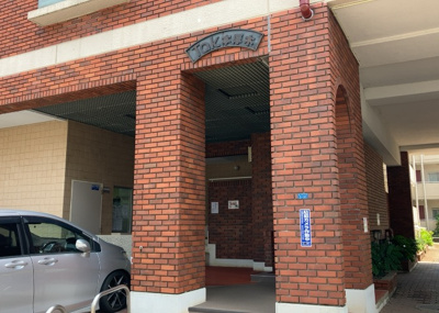 【エントランス】 | タック本厚木 | マンションのエントランスには、もともと風よけや防犯の役割がありますが、マンションによって宅配ボックスなどの設備が備わっている所もあります。日々の生活をイメージしながら生活しやすさをチェックしましょう。