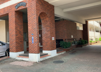 【ロビー】 | タック本厚木 | ラウンジは、マンションの共用スペースに椅子やテーブルなどを配置した利用者が寛げる空間です。屋内型ラウンジと屋外型ラウンジがあります。共用部分の管理状況と合わせて、詳細については現地でご確認ください。