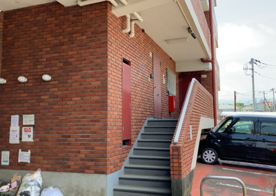 【設備】 | タック本厚木 | エントランス付近に設置されている集合ポストは、住んでいる部屋と離れているため、ポストをあさるなど誰かに何かされていても被害に気づきにくいです。入居する時には他人に特定されにくい番号で鍵をかけましょう！