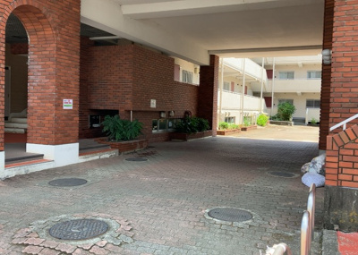 【ロビー】 | タック本厚木 | ロビーというと、エントランスと何がちがうの？と思いますよね。実はロビーとエントランスには明確な決まりはありません。物件によっては、エントランスを入って広がるある程度の広さのある空間がロビーとなります。