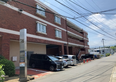 【現況写真】 | タック本厚木 | 道幅が広い場所は日当たりや風通が良好です。幅が広いのですれ違いも可能ですし大きな車でも駐車可能！一方で、大型車が通ることも多くなるため交通量の増加により騒音に繋がります。また土地の値段が高くなります。