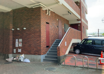 【玄関】 | タック本厚木 | 玄関は家の顔でもあり、家族以外の目にも止まる場所です。玄関は外との間を仕切る扉、靴などをしまっておく収納スペース、靴脱ぎのたたきスペース、来客とのやり取りをするドアホンなど複数のアイテムからなります。