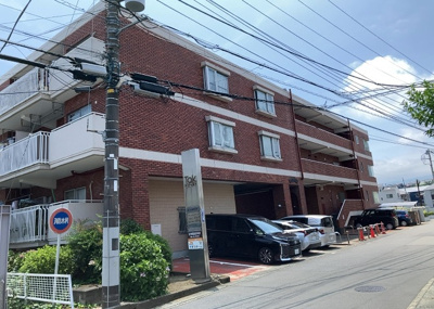 【外観】 | タック本厚木 | 外観はマンション管理がされているかの目安になります。築年数が古いと、壁面は劣化してひび割れが生じることも！建物が古びていても細かいところが修繕されていると、きちんと管理されているなぁと感じるでしょう。