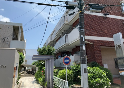 【バルコニー】 | タック本厚木 | 一般的なバルコニーは、奥行1.5ｍ程ですが、ワイルドバルコニーは2ｍまで広がっています。そのため洗濯物の間隔をあけ干すことができ、乾きやすいというメリットや、ガーデニングが楽しめる等の特徴があります。