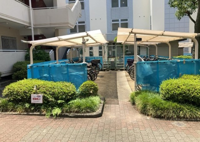 【駐車場】 | タック本厚木 | 車一台あたりに必要なスペースは、標準サイズの普通自動車で横幅2m50cm、長さ5mは必要になります。ただし、乗降のことも考慮して横幅3m30cm、長さ5m50cmほどは確保できるところを選びましょう。