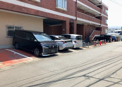 【駐車場】 | タック本厚木 | 駐車場と明記されていても、最小スペースでつくられた駐車場だと大型車は駐車できなかったり、出入りしにくくなったりする可能性があります。お車のサイズと購入したい物件の駐車場のサイズを現地で確認しましょう。