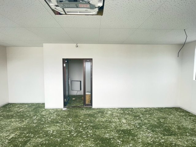 四郷町貸事務所の内装