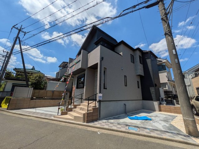 ふじみ野市苗間の新築一戸建の外観|ららぽーと富士見までお車で約4分！
気軽に行ける近さなので、思い立った時にすぐにお買い物もできて便利です。