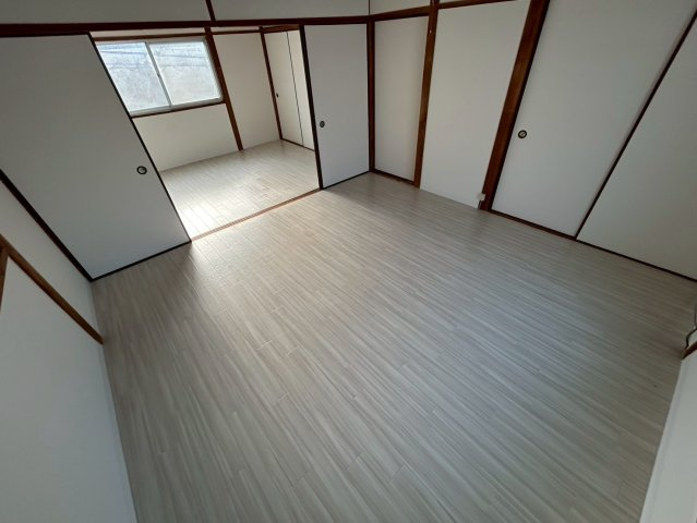 鷹殿町戸建の洋室