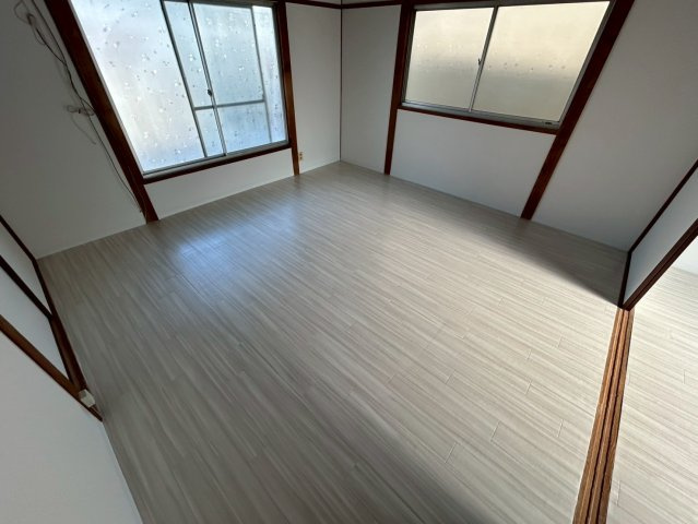 鷹殿町戸建の洋室