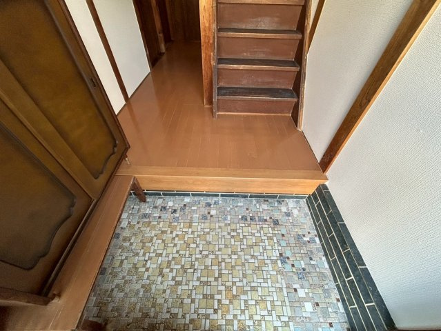 鷹殿町戸建の玄関