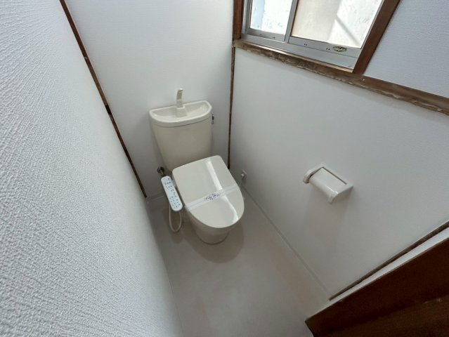 鷹殿町戸建のトイレ