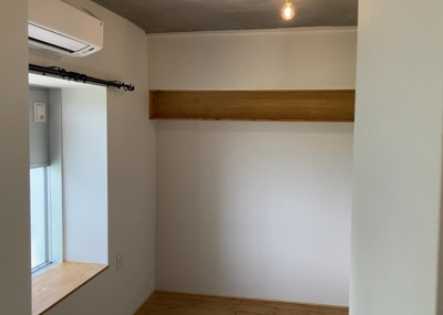 【洋室】 | 木曽住宅ト－９号棟 | 洋室のメリットは重い家具が置きやすく、身の回りが整理しやすいことです。 床がフローリングのため畳とは異なり凹みにくいです。 クローゼットなど収納が豊富で、普段使わない旅行カバンや服の整頓も簡単にです。