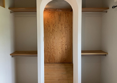 【寝室】 | 木曽住宅ト－９号棟 | 寝室でゆっくりと過ごすためにはベッド周りの適度な空間を担保することや窓の位置、照明の明るさ、寝室の広さなどを考える必要があります。自身や家族の構成とライフスタイルに併せて寝室にする部屋を選びましょう！