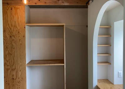 【収納】 | 木曽住宅ト－９号棟 | デザイン性を重視しすぎて収納が少なかった！なんてことにならないため、事前に現地で収納の数を確認しておくことをお勧めします。クローゼット以外にも床下収納や屋根裏収納、パントリーなどもチェックしましょう。