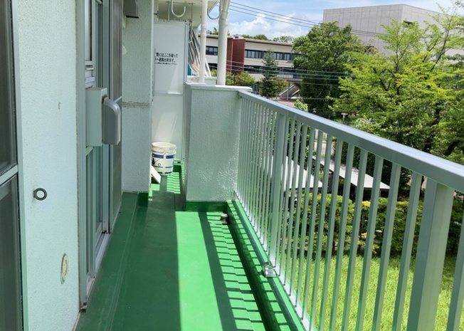【バルコニー】 | 木曽住宅ト－９号棟 | バルコニーは、室外の専用スペースのうち、「屋根がなく開放された空間」であるものを指します。ベランダより広いタイプのものが多く、日当たりもよいため家庭菜園などを楽しみたい人にとって適した環境となります。