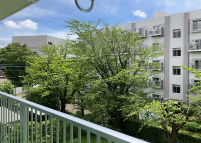 【展望】 | 木曽住宅ト－９号棟 | 眺望の良さを楽しめるダイニングキッチンで家族団らんの時間を過ごしてはいかがでしょうか。バルコニーから見える景色を家族で眺める時間は、時間が経つのを忘れてしまいそうですね。是非、現地を見に行きましょう！