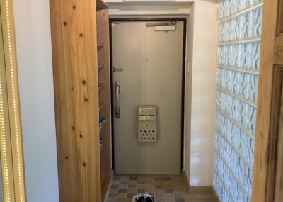 【玄関】 | 木曽住宅ト－９号棟 | 玄関は家の顔でもあり、家族以外の目にも止まる場所です。玄関は外との間を仕切る扉、靴などをしまっておく収納スペース、靴脱ぎのたたきスペース、来客とのやり取りをするドアホンなど複数のアイテムからなります。