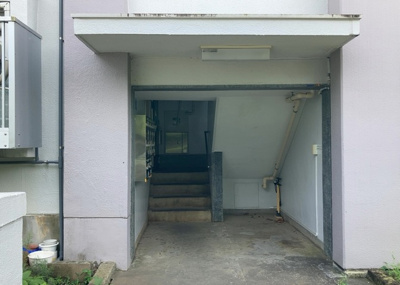 【エントランス】 | 木曽住宅ト－９号棟 | マンションのエントランスには、もともと風よけや防犯の役割がありますが、マンションによって宅配ボックスなどの設備が備わっている所もあります。日々の生活をイメージしながら生活しやすさをチェックしましょう。