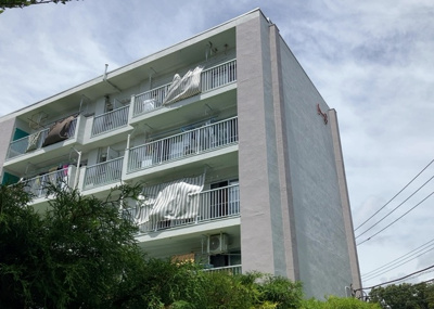 【現況写真】 | 木曽住宅ト－９号棟 | 外観はマンション管理がされているかの目安になります。築年数が古いと、壁面は劣化してひび割れが生じることも！建物が古びていても細かいところが修繕されていると、きちんと管理されているなぁと感じるでしょう。