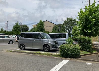 【駐車場】 | 木曽住宅ト－９号棟 | 車一台あたりに必要なスペースは、標準サイズの普通自動車で横幅2m50cm、長さ5mは必要になります。ただし、乗降のことも考慮して横幅3m30cm、長さ5m50cmほどは確保できるところを選びましょう。