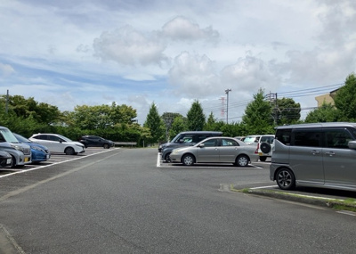 【駐車場】 | 木曽住宅ト－９号棟 | 駐車場と明記されていても、最小スペースでつくられた駐車場だと大型車は駐車できなかったり、出入りしにくくなったりする可能性があります。お車のサイズと購入したい物件の駐車場のサイズを現地で確認しましょう。