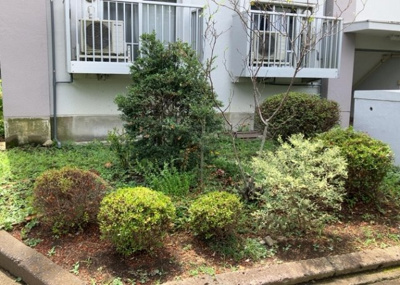 【庭】 | 木曽住宅ト－９号棟 | 物件によっては、入居者が個人的に使用できる専用庭がついているものもあります。また、住宅の中にある土間の部分を庭と呼ぶこともあります。庭の用途は住む人によって変わり、それによってデザインもさまざまです。