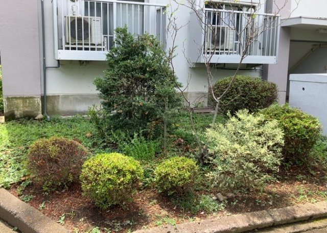 【庭】 | 木曽住宅ト－９号棟 | 物件によっては、入居者が個人的に使用できる専用庭がついているものもあります。また、住宅の中にある土間の部分を庭と呼ぶこともあります。庭の用途は住む人によって変わり、それによってデザインもさまざまです。