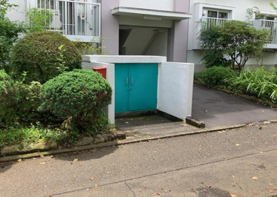 【設備】 | 木曽住宅ト－９号棟 | 共有部分は、住民なら誰もが使える設備のこと。例えば駐車場やエレベーター、インターネット設備、セキュリティ設備などがあります。他にも、マンションの廊下・外部階段やエントランス・ゴミ置き場などがあります。