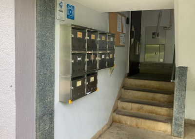 【設備】 | 木曽住宅ト－９号棟 | エントランス付近に設置されている集合ポストは、住んでいる部屋と離れているため、ポストをあさるなど誰かに何かされていても被害に気づきにくいです。入居する時には他人に特定されにくい番号で鍵をかけましょう！