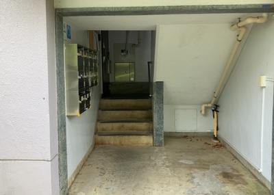 【受付】 | 木曽住宅ト－９号棟 | 受付はマンションコンシェルジュがいる場合もあれば、管理人が滞在する小部屋を総称して呼ぶことがあります。主にエントランスに設置されていることから、防犯面でも期待ができます。防犯設備がない場合はより安心！