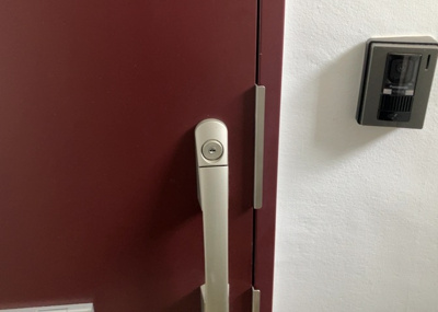 【防犯設備】 | 木曽住宅ト－９号棟 | 当然のことではありますが、オートロックやセンサーライト、ホームセキュリティーなどの防犯設備があれば、小さいお子様がいるご家庭も安心ですよね！まず物件購入の際は、防犯設備もチェックするようにしましょう。