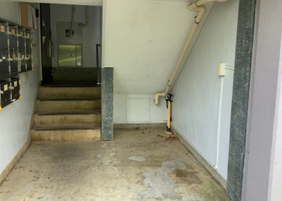 【ロビー】 | 木曽住宅ト－９号棟 | ラウンジは、マンションの共用スペースに椅子やテーブルなどを配置した利用者が寛げる空間です。屋内型ラウンジと屋外型ラウンジがあります。共用部分の管理状況と合わせて、詳細については現地でご確認ください。