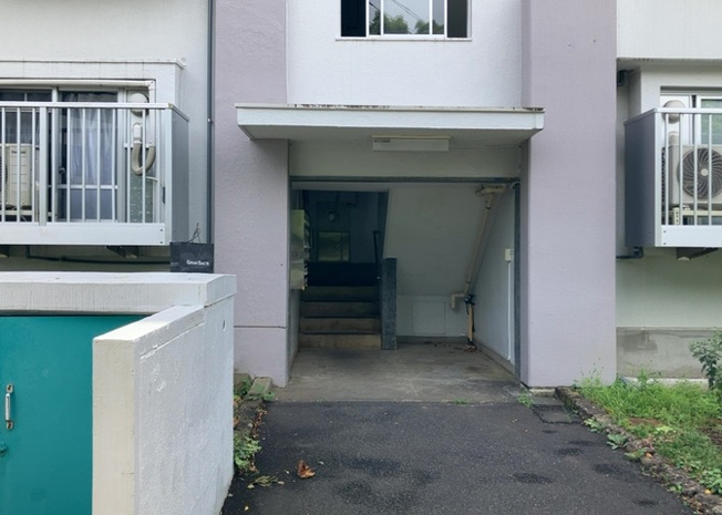【ロビー】 | 木曽住宅ト－９号棟 | ロビーというと、エントランスと何がちがうの？と思いますよね。実はロビーとエントランスには明確な決まりはありません。物件によっては、エントランスを入って広がるある程度の広さのある空間がロビーとなります。
