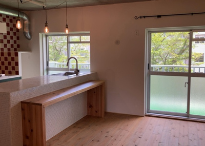 【ダイニング】 | 木曽住宅ト－９号棟 | ダイニングは、食事や家族の団らんスペースとしてだけではなく、ほかの用途としても使用することができます。ダイニングテーブルを置き、食事のためのスペースを作ることでリビングとの差別化を図ることができます。