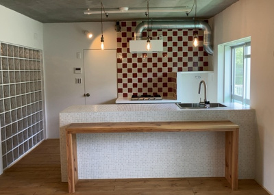 【キッチン】 | 木曽住宅ト－９号棟 | L型アイランドタイプは、キッチンからダイニングにもリビングにも目が行き届くので、とても使いやすい配置です。L字型独立タイプは、キッチンを独立させてるためLDKというよりもLDといった様なイメージです。