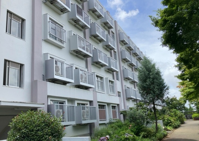 【外観】 | 木曽住宅ト－９号棟 | ＲＣ造、Reinforced Concreteは直訳すると補強されたコンクリートです。主に柱や梁・床・壁が鉄筋とコンクリートで構成おり、鉄筋を組んだ型枠にコンクリートを流し込んで固めたものを指します。