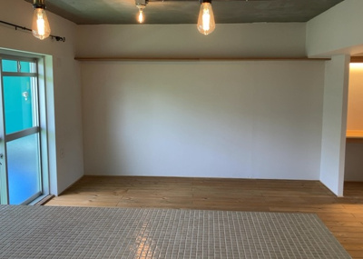 【居間・リビング】 | 木曽住宅ト－９号棟 | リビングの間取りの種類は大きくわけてリビングとダイニングが別になっているタイプ、リビングダイニング一体型です。どちらも一長一短ですので、家を選ぶ時はその両面をチェックして決めるようにしましょう。