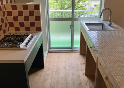 【キッチン】 | 木曽住宅ト－９号棟 | 標準的なシステムキッチンの横幅は、165cm～300cm程度です。2100・2400・2550・2700などミリ単位で表記されます。普段どのように料理をするのかを想定しながら合ったサイズを選びましょう