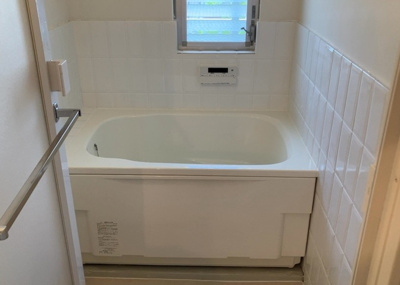 【浴室】 | 木曽住宅ト－９号棟 | 入浴時の快適さも大事なことですが、綺麗な状態を維持できなければ気持ちよく入浴できません。毎日の掃除が楽という点は大事なポイントになります！カビが生えにくく掃除がしやすい、壁や浴槽を選ぶといいでしょう。