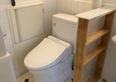 【トイレ】 | 木曽住宅ト－９号棟 | トイレは大きさや形、機能、抗菌性などが異なる多種多彩なタイプが各メーカーから出ています。それぞれに良さがあるため、事前にどういったタイプのトイレがいいのかをご家庭内で決めて、内見に行くといいでしょう。