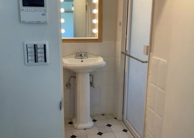 【脱衣所】 | 木曽住宅ト－９号棟 | 洗面脱衣所は「体を綺麗に整える場所」という目的と役割を持っています。そして便利で使い勝手のいい「体を綺麗に整える場所」にするためには、配置や動線、照明や収納計画をしっかりと検討しておく必要があります。