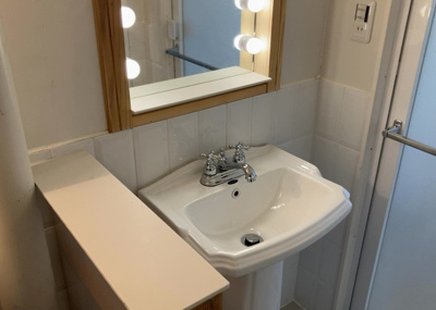 【独立洗面台】 | 木曽住宅ト－９号棟 | 洗面化粧台では顔を洗ったり、身だしなみを整えることが本来の使い方ですが、用途によっては洗面化粧台に求められる機能が違ってくるため、ご自身や家族のライフスタイルに合ったものを選ぶことをおすすめ致します。