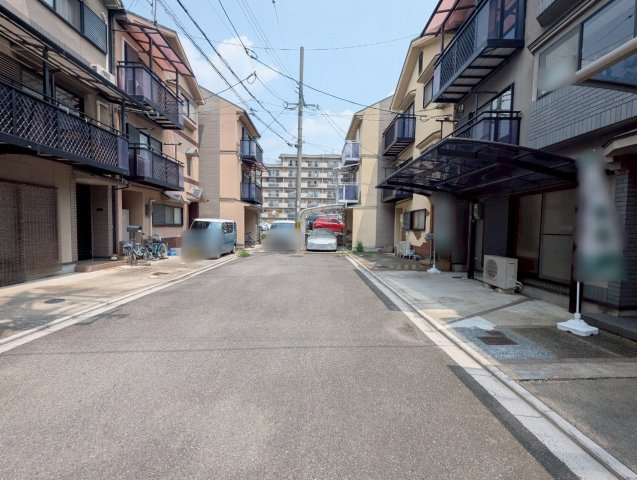 吉祥院池田町の前面道路含む現地写真|前道は近隣の方しか通らない道なので、お子様も安心ですね！