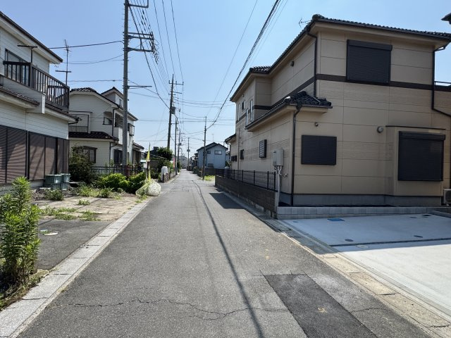 三郷市彦野１丁目新築戸建【彦成小学校：3分】の前面道路含む現地写真|北側前面道路