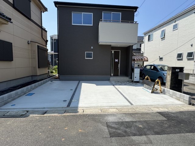 三郷市彦野１丁目新築戸建【彦成小学校：3分】の駐車場|駐車スペース・並列２台駐車可