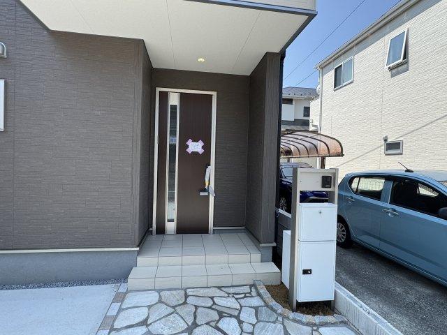 三郷市彦野１丁目新築戸建【彦成小学校：3分】のエントランス|エントランス・玄関ポーチ