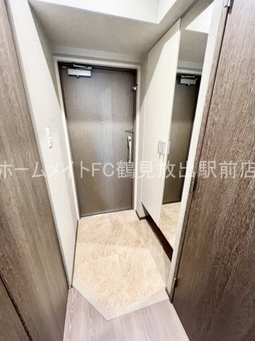 大阪市鶴見区放出東３丁目の賃貸マンションの玄関