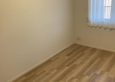 【洋室】 | グランスイート本厚木 | 洋室のメリットは重い家具が置きやすく、身の回りが整理しやすいことです。 床がフローリングのため畳とは異なり凹みにくいです。 クローゼットなど収納が豊富で、普段使わない旅行カバンや服の整頓も簡単にです。